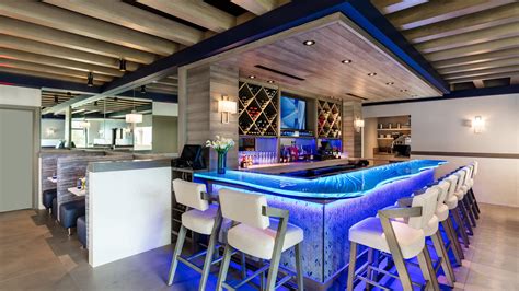 Restaurants & Bars .